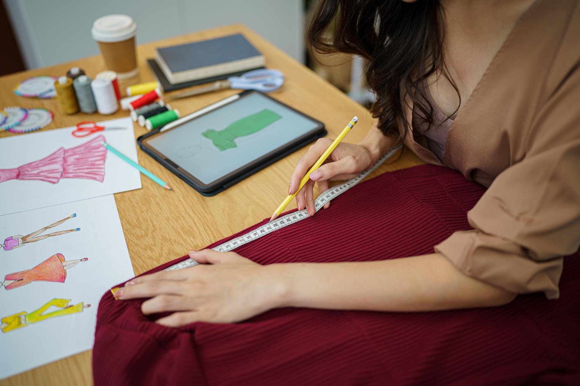 designer tessile al lavoro